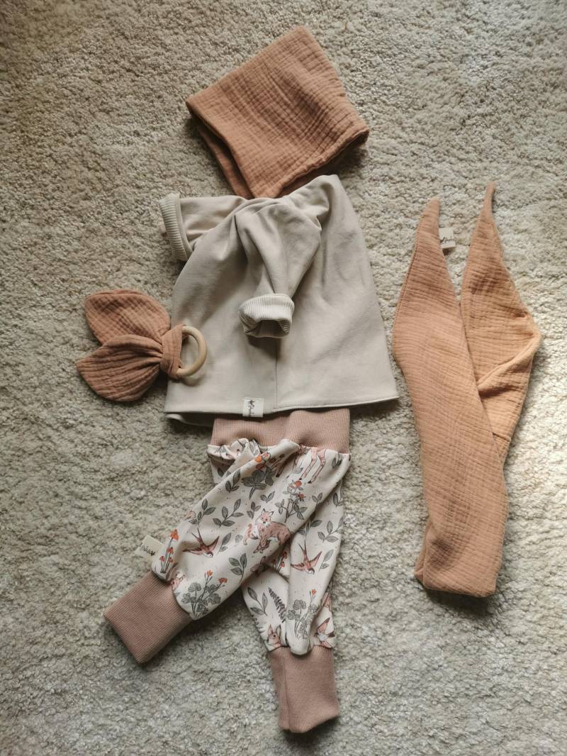 Newborn Set Baby Homecoming Outfit Geburtsgeschenk Babyset Wickeljacke Pumphose Newbornset Mütze Halstuch Greifling Newborn Set Baby Homecoming Outfit Geburtsgeschenk Babyset Wickeljacke Pumphose Newbornset Mütze Halstuch Greifling von gaenschenentlein