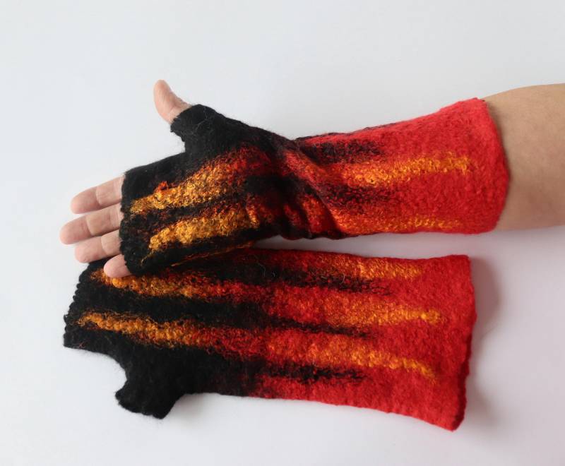 Gefilzte Wolle Armstulpen Schwarz & Rot Seidenfaser Handschuhe von galafilc