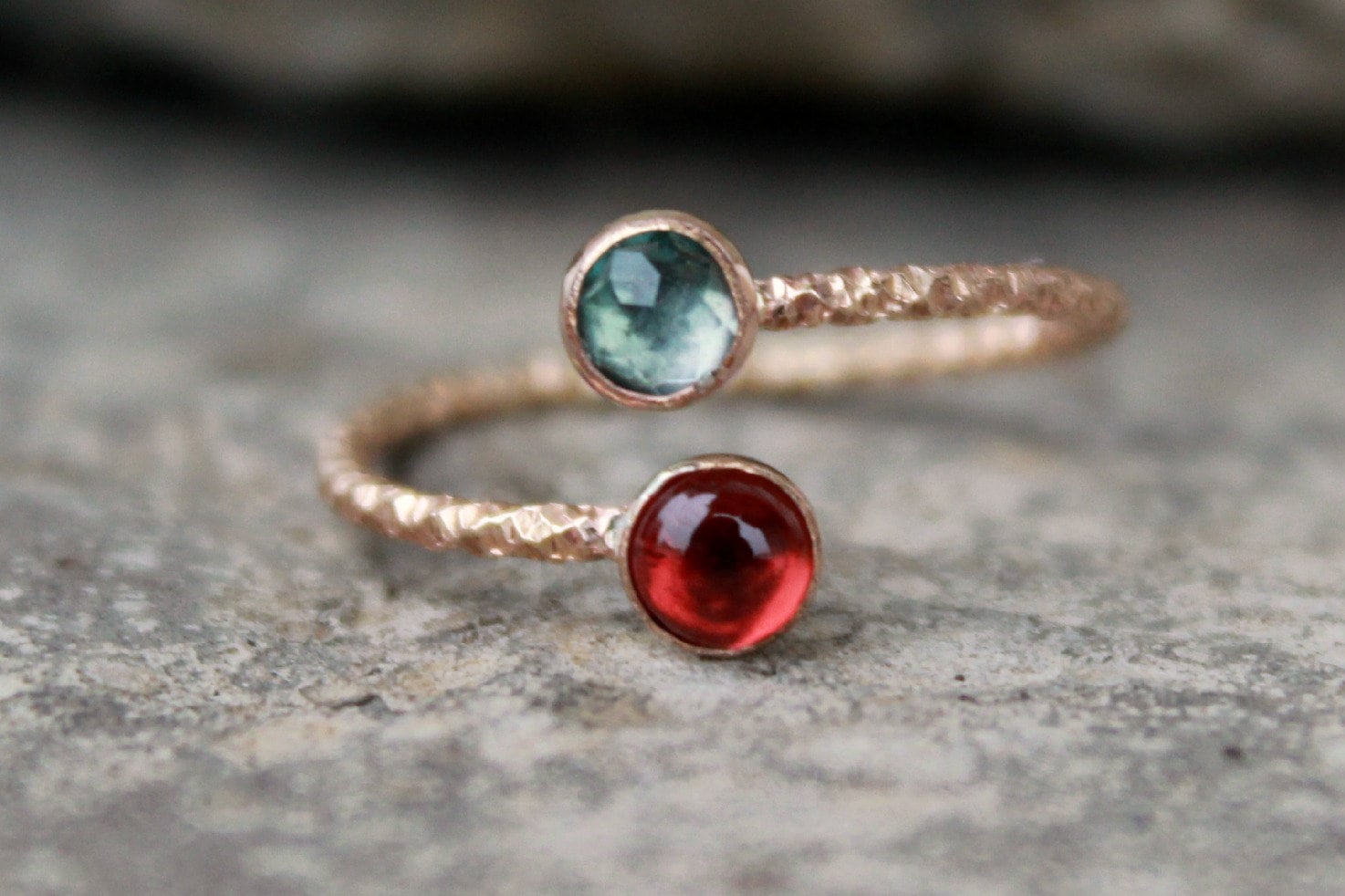 Doppel Geburtsstein Ring. Zwei Steinring. Edelstein Paare Goldfill. Doppelter Edelsteinring - Mutterring von galwaydesigns