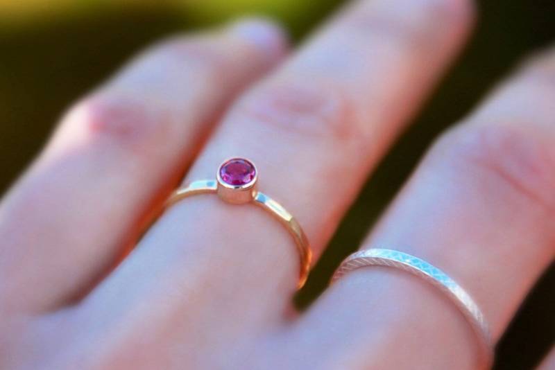 Gold Edelstein Stapelring - Gold Wählen Sie Ihre Birthstone Crystal Stapeln Ringe, Stapelbare von galwaydesigns