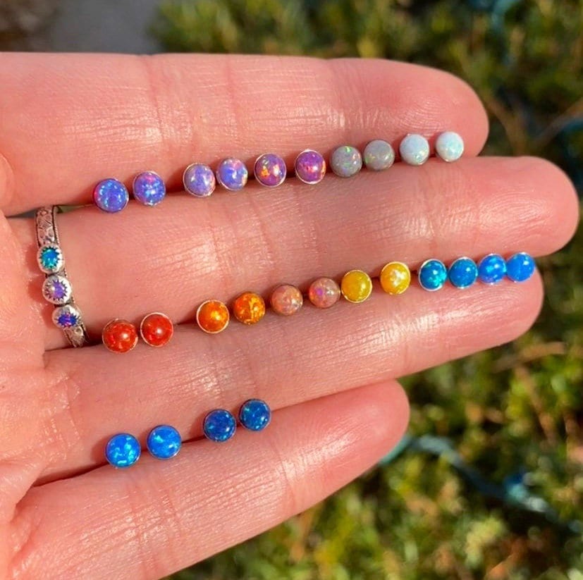 Hypoallergene Titan Opal Ohrstecker ~ Opal Ohrringe - Kleine Edelstein Oktober von galwaydesigns