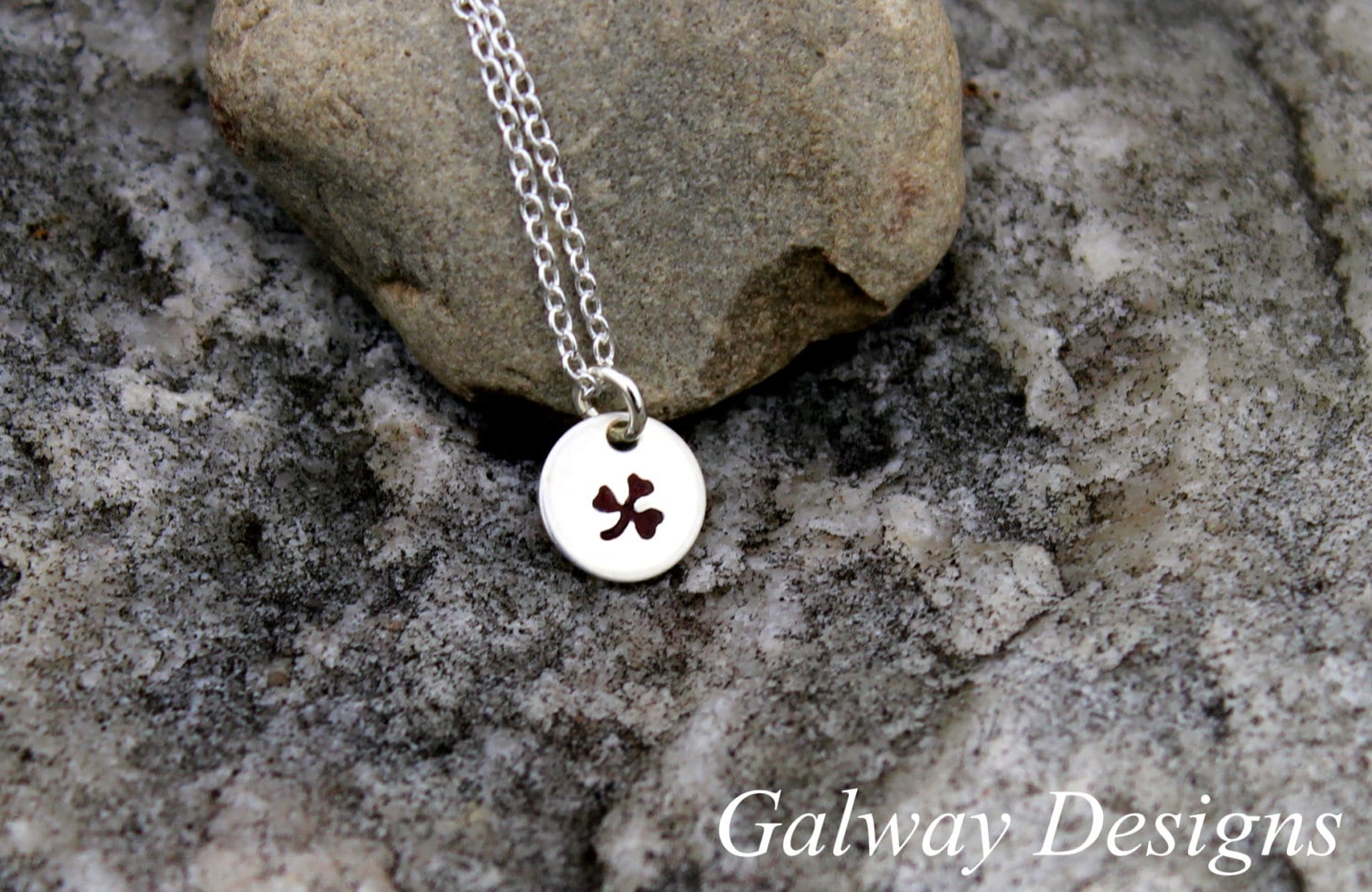 St. Patricks Day - Zierlichen Sterling Silber Kleeblatt Handgestempelt Halskette von galwaydesigns