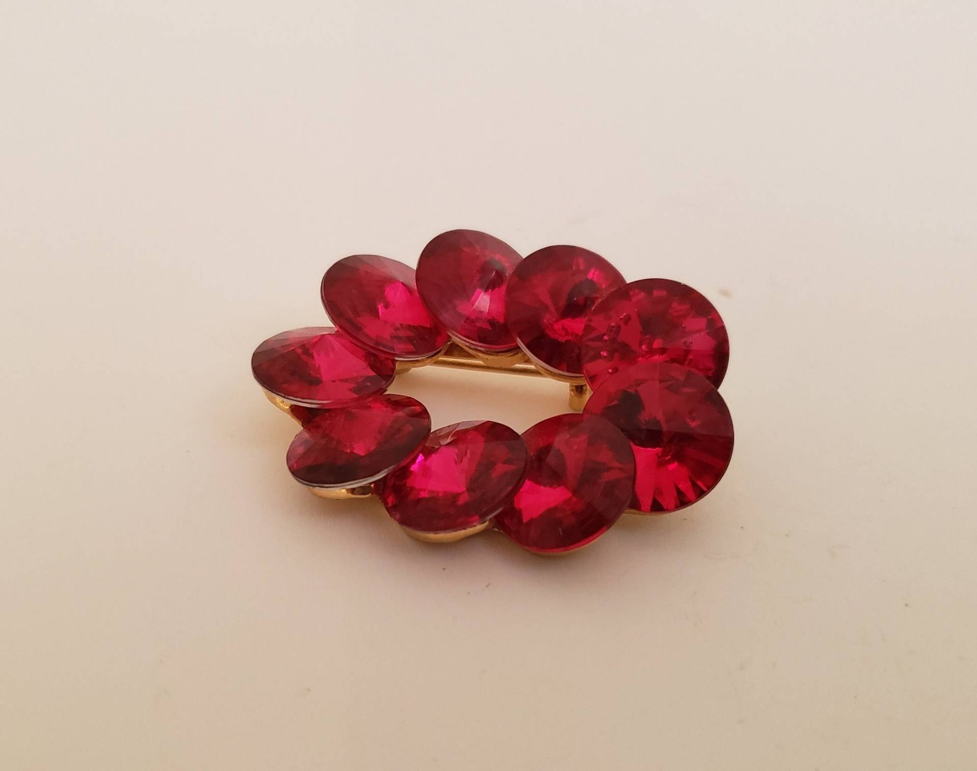 Vintage Fuchsia Strass Brosche Oval Mit Goldfarbener Metallfassung Vintage Fuchsia Strass Brosche Oval Mit Goldfarbener Metallfassung von gamblordcollectables