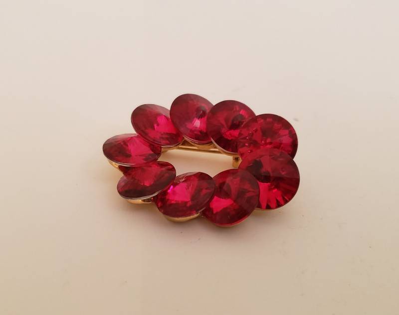 Vintage Fuchsia Strass Brosche Oval Mit Goldfarbener Metallfassung von gamblordcollectables
