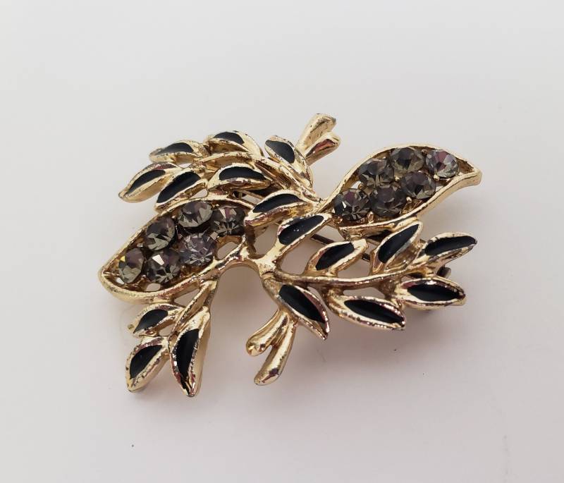 Vintage Schwarze Emaille Und Grauer Kristall Strass in Goldfarbener Metall Brosche, Mitte Des Jahrhunderts von gamblordcollectables