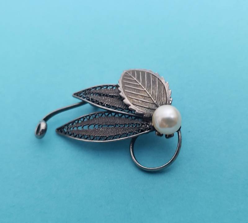 Vintage Silber Ton Blatt Brosche Mit Faux Pearl Drop Akzent, Texturierte Und Filigrane Blätter von gamblordcollectables