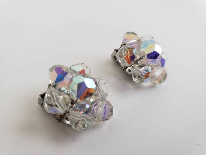 Vintage Weiße Aurora Borealis Perlen Cluster Ohrclips Mit Silberfarbenen Clips von gamblordcollectables