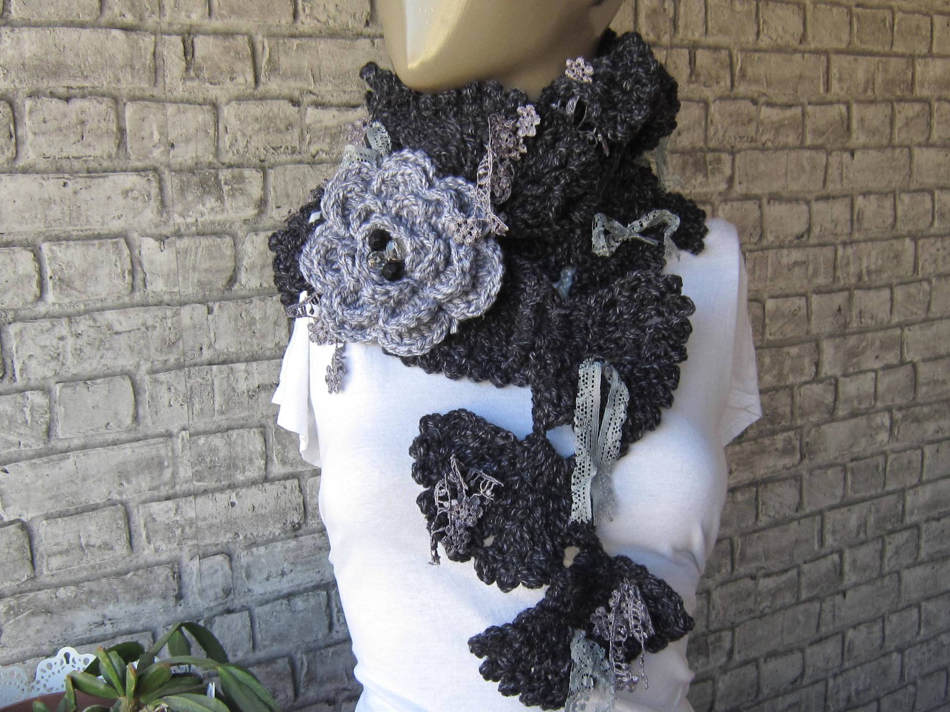 Gehäkelter Schwarzer Spitzen Schal, Halswärmer Halstuch, Häkelschal, Graue Blume, , Halstuch Gehäkelt von gameofscarves