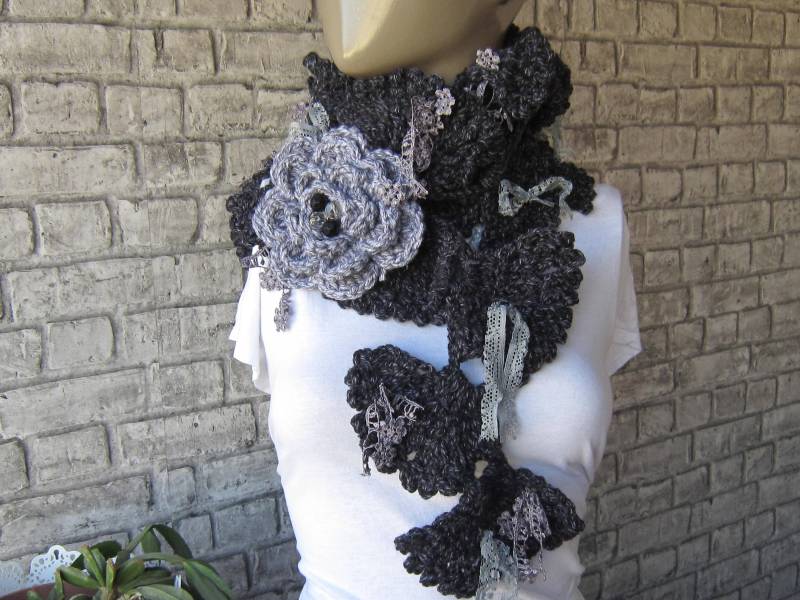 Gehäkelter Schwarzer Spitzen Schal, Halswärmer Halstuch, Häkelschal, Graue Blume, , Halstuch Gehäkelt von gameofscarves