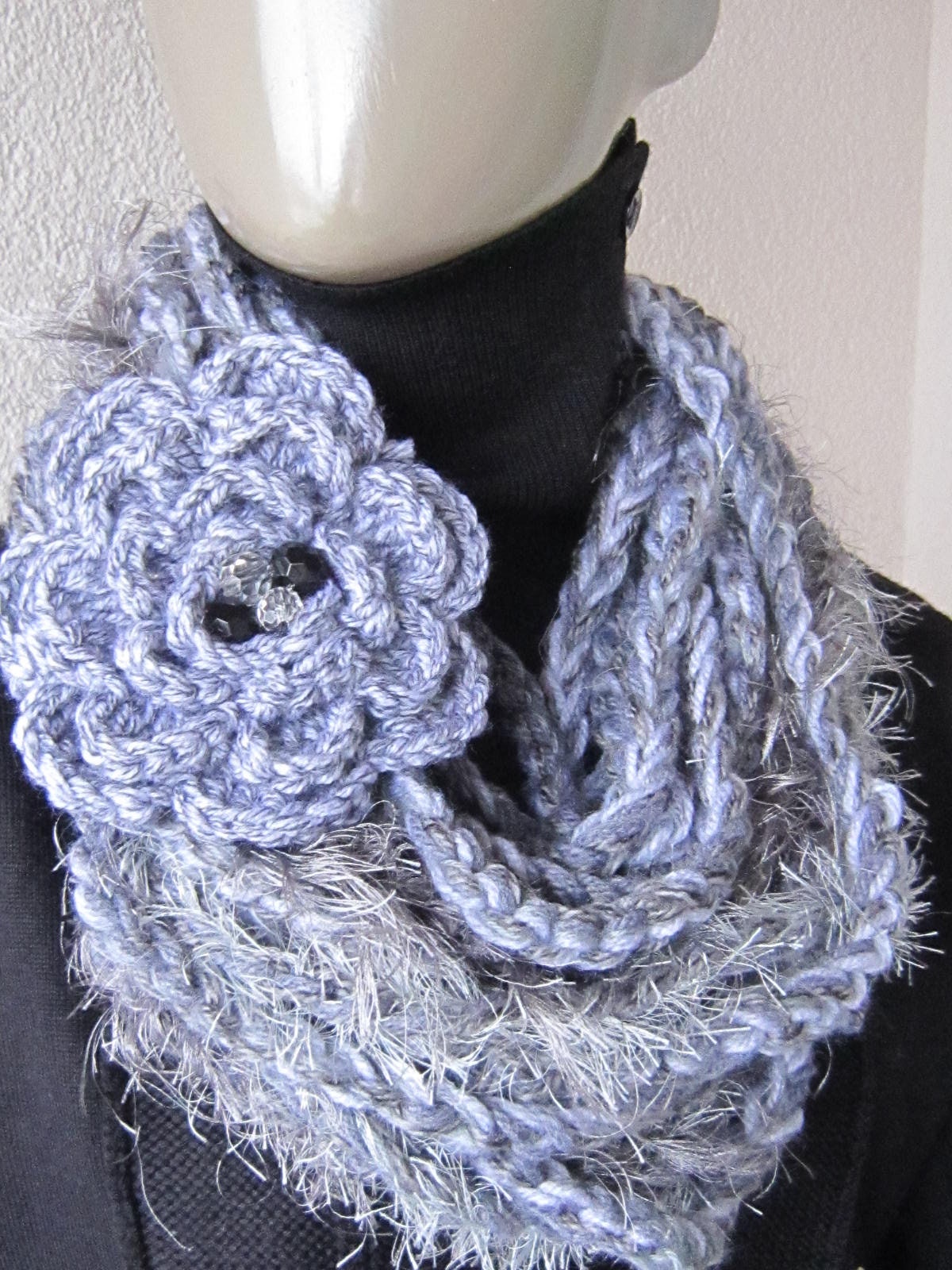 Grau Lariat Loop, Loopschal, Häkeln Unendlichkeit, Bärtigen Lasso Frauen Häkelschal, Geschenk Schal, Frauen-Zubehör Grau Lariat Loop, Loopschal, Häkeln Unendlichkeit, Bärtigen Lasso Frauen Häkelschal, Geschenk Schal, Frauen-Zubehör von gameofscarves