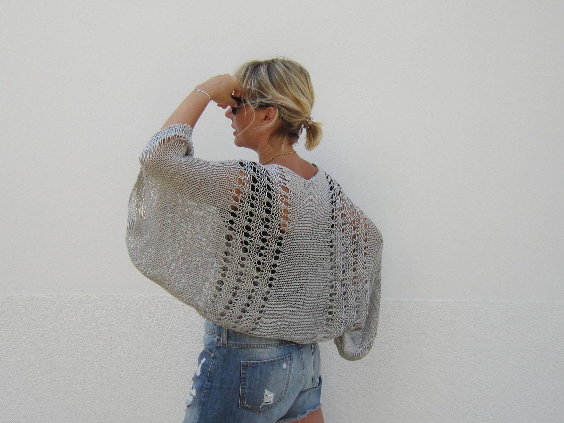 Grauer Baumwolle Handgestrickter Shrug, Lockerer Strick, Weite Ärmel, Langarm Damenmode von gameofscarves