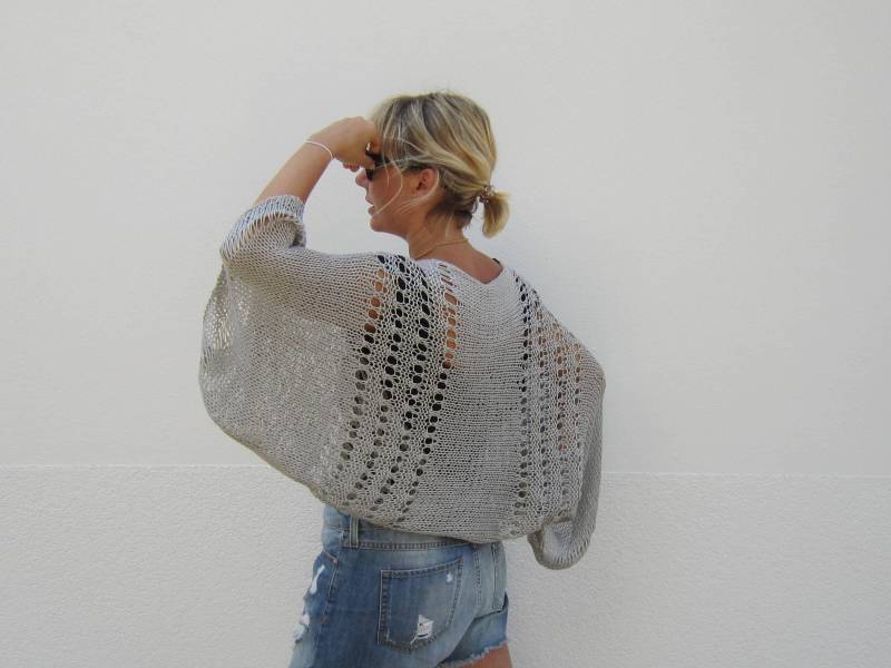 Grauer Baumwolle Handgestrickter Shrug, Lockerer Strick, Weite Ärmel, Langarm Damenmode Grauer Baumwolle Handgestrickter Shrug, Lockerer Strick, Weite Ärmel, Langarm Damenmode von gameofscarves
