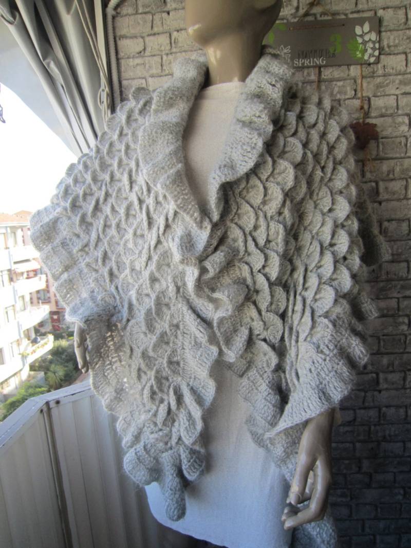 Grauer Krokodil-Frauen-Schal, Geschenk Für Mutter, Graue Mohair Häkeln, Übergroßer Schal, Winterschal, Weihnachtsgeschenk, Hochzeitsschal Grauer Krokodil-Frauen-Schal, Geschenk Für Mutter, Graue Mohair Häkeln, Übergroßer Schal, Winterschal, Weihnachtsgeschenk, Hochzeitsschal von gameofscarves