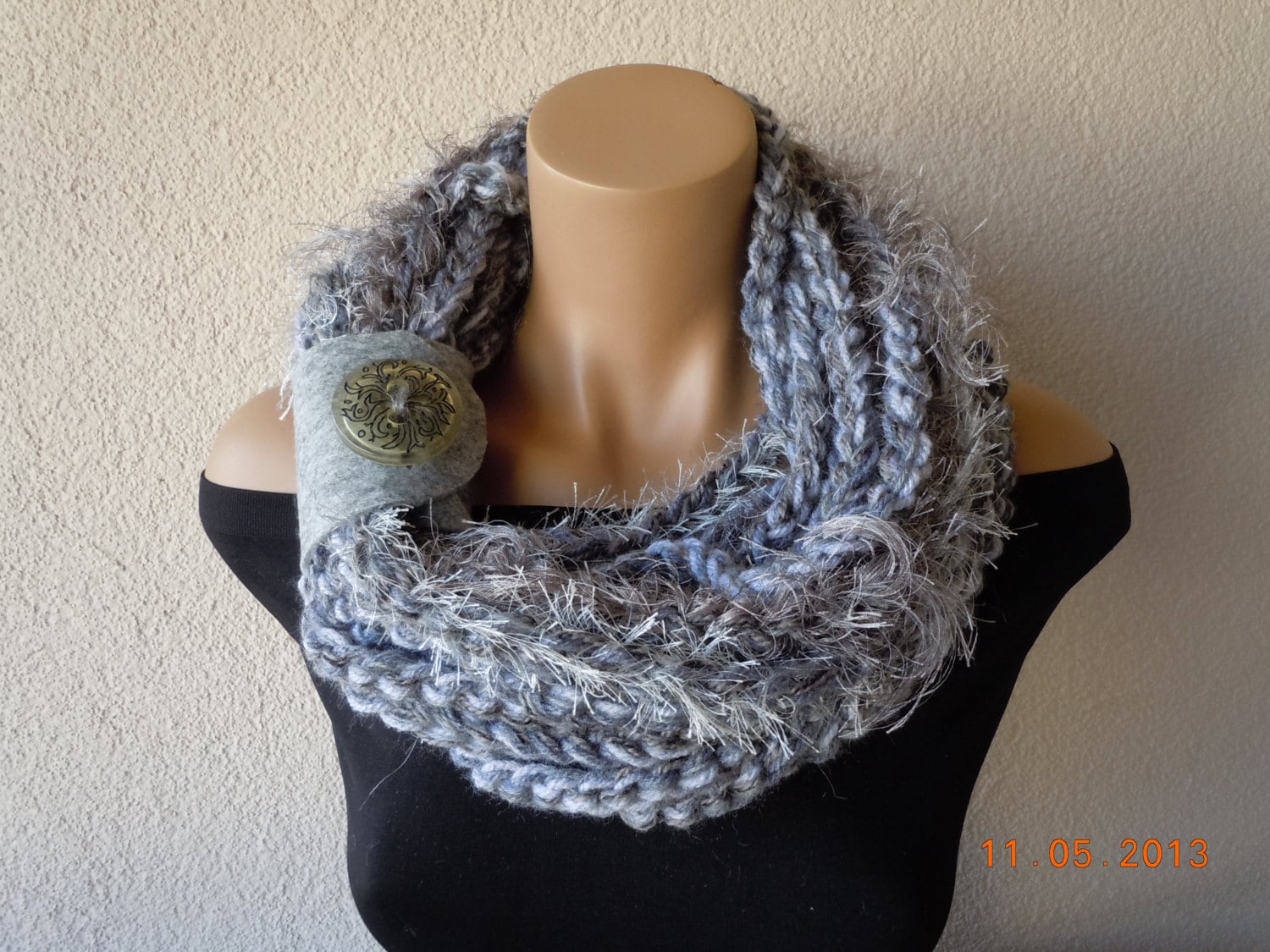 Häkeln Frauen Halswärmer. Grau Blau Elfenbein Unendlichkeit Schal, Geschenk-Ideen, Für Sie. Damen Zubehör Häkeln Frauen Halswärmer. Grau Blau Elfenbein Unendlichkeit Schal, Geschenk-Ideen, Für Sie. Damen Zubehör von gameofscarves