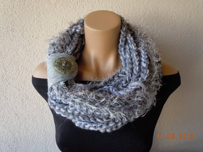 Häkeln Frauen Halswärmer. Grau Blau Elfenbein Unendlichkeit Schal, Geschenk-Ideen, Für Sie. Damen Zubehör Häkeln Frauen Halswärmer. Grau Blau Elfenbein Unendlichkeit Schal, Geschenk-Ideen, Für Sie. Damen Zubehör von gameofscarves