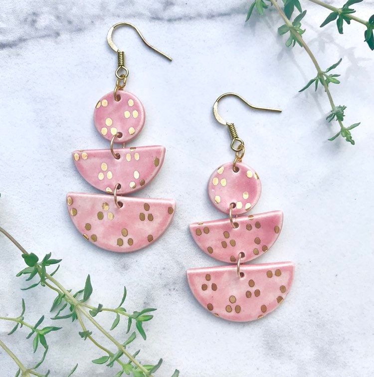 Blush Rosa Keramik-Ohrringe Mit Dreifach-Gold Punkte Blush Rosa Keramik-Ohrringe Mit Dreifach-Gold Punkte von gardenandclay