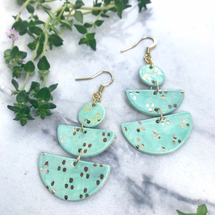 Tahitiblaue Ohrringe Mit Goldenen Punkten von gardenandclay