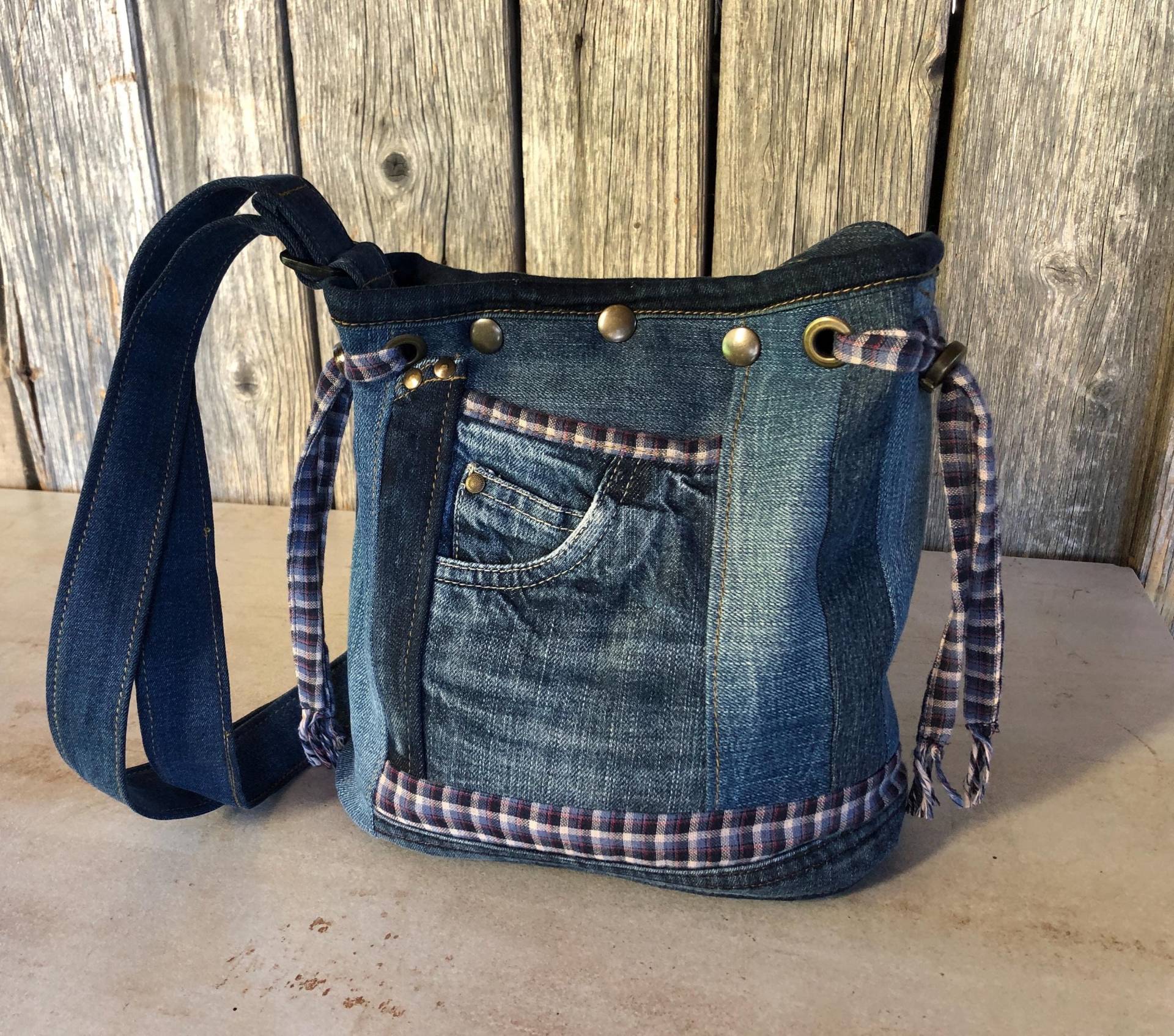 Upcycling Jeanstasche Dunkel Mit Karierten Accessoires Upcycling Jeanstasche Dunkel Mit Karierten Accessoires von gasani