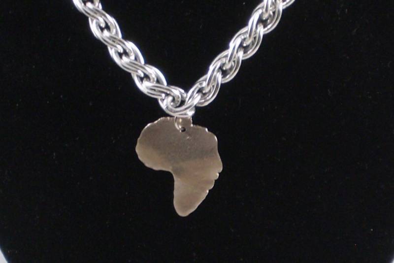 Anhänger Kette Kamee Afrika Weiß Kupfer Metall Clay An Versilberter 20 Zoll | 'uso' Bedeutet Gesicht in Swahili von gaynells