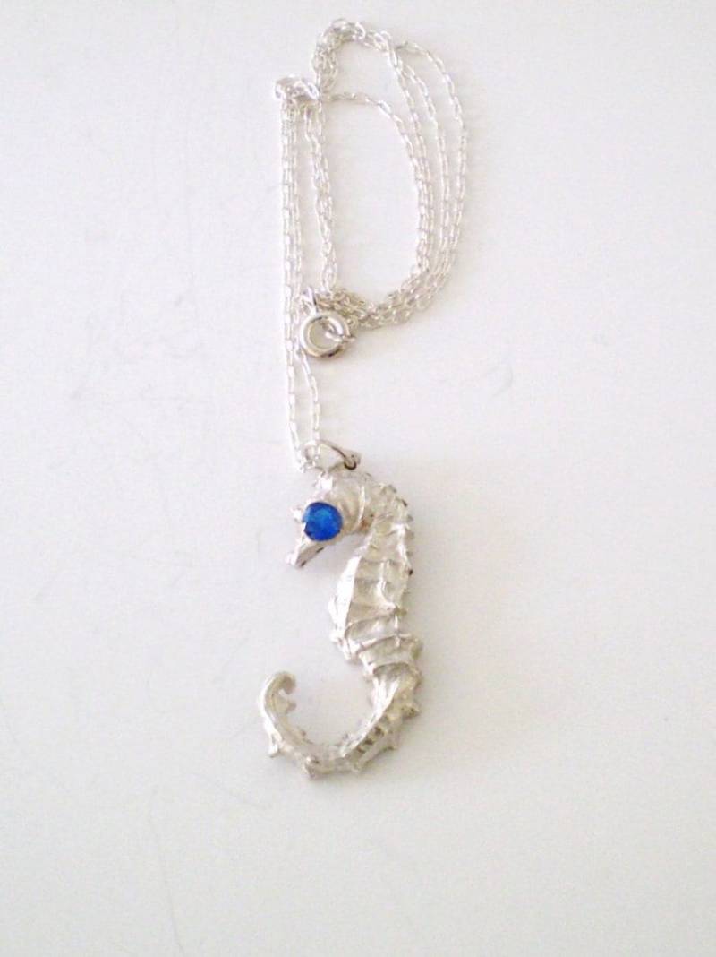 Feiner Silber Anhänger Halskette Seepferdchen Simuliertes Saphir Auge .999 Edelmetall Ton 18 Zoll Sterling Kette Feiner Silber Anhänger Halskette Seepferdchen Simuliertes Saphir Auge .999 Edelmetall Ton 18 Zoll Sterling Kette von gaynells