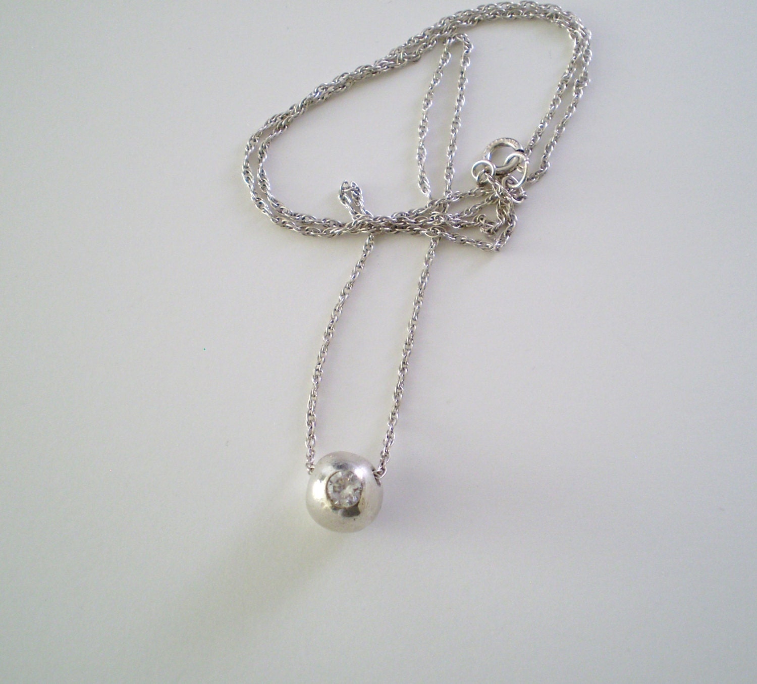 Halskette Feinsilber .999 Perle Mit Einem Zirkonia Schwebt Frei An Einer 18 Zoll Sterling Silber Kette von gaynells