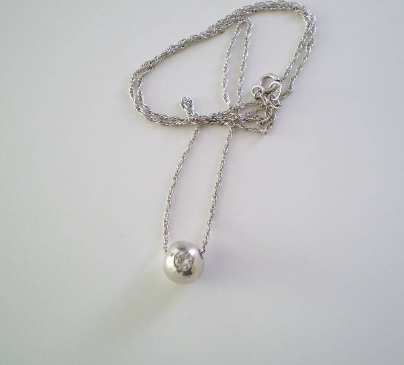 Halskette Feinsilber .999 Perle Mit Einem Zirkonia Schwebt Frei An Einer 18 Zoll Sterling Silber Kette Halskette Feinsilber .999 Perle Mit Einem Zirkonia Schwebt Frei An Einer 18 Zoll Sterling Silber Kette von gaynells