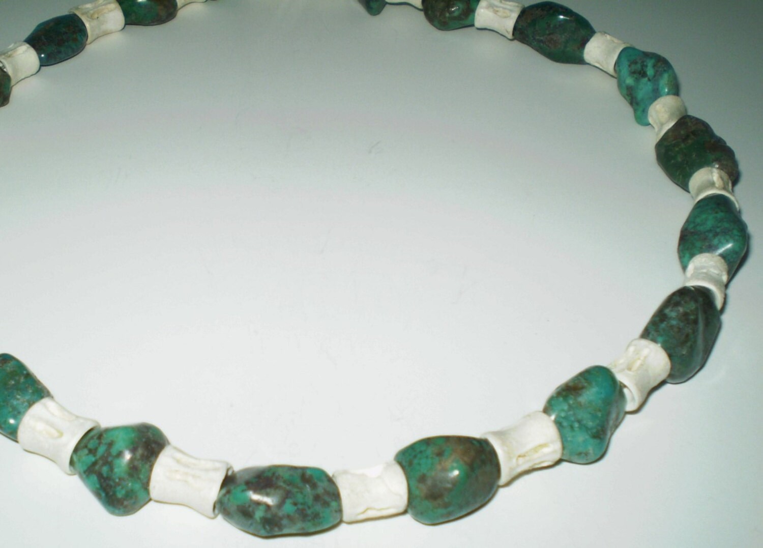 Halskette Grün & Grau Türkis Nuggets Mit Weißen Knochenperlen 22 Zoll Easy On & Off Magnetverschluss von gaynells