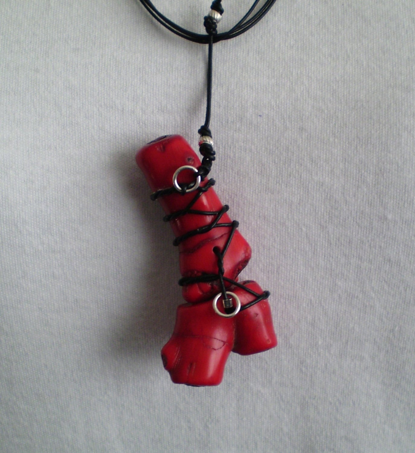 Halskette Mit Anhänger Roter Ast Koralle 66mm X 32mm Hängt 4 Zoll An Einem 3 Strang 24 Lederband von gaynells