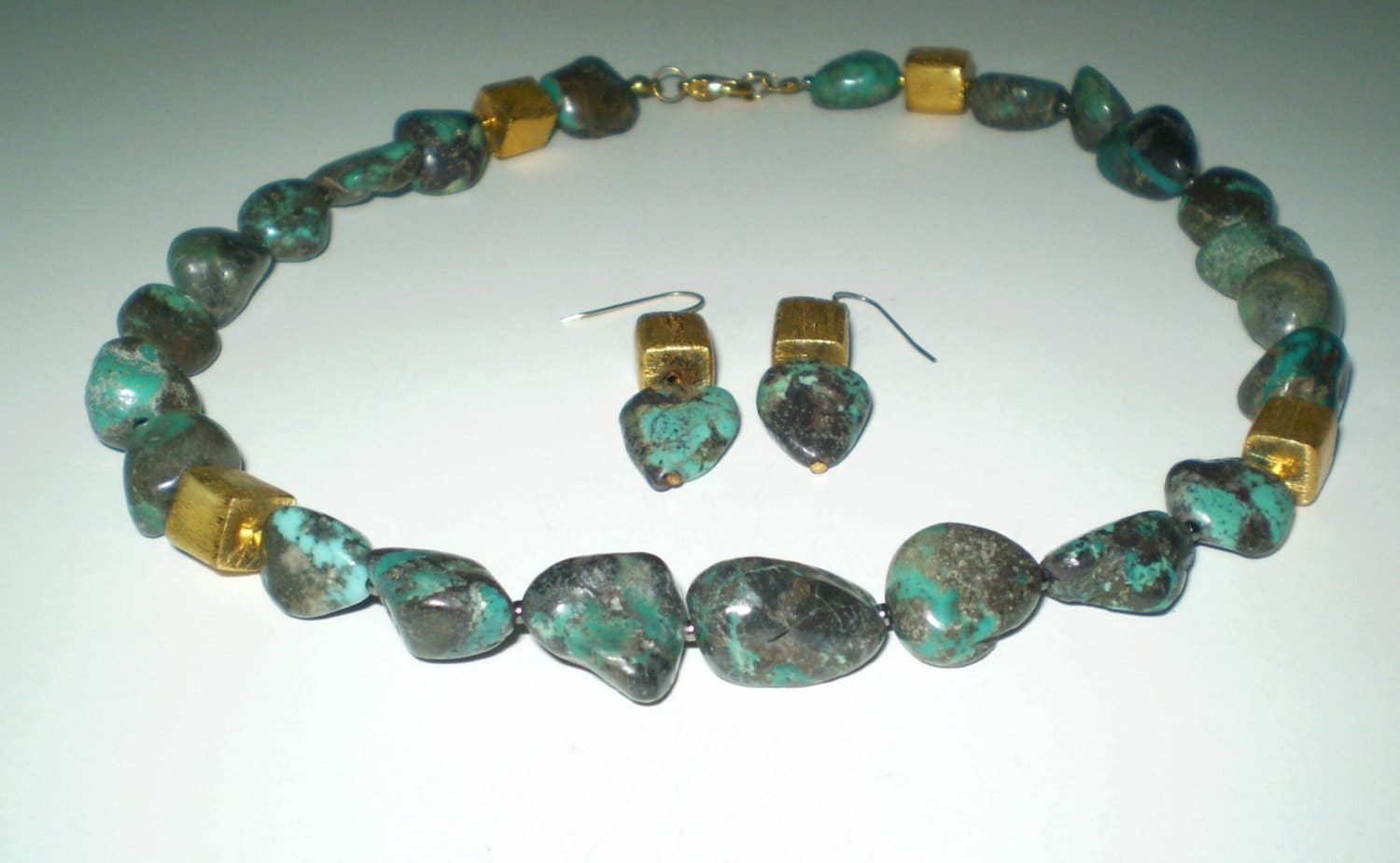 Halskette Und Ohrring Set Grün & Grau Türkis Nuggets Mit Antik Vergoldeten Perlen 18 Zoll Ohrringe 2 von gaynells