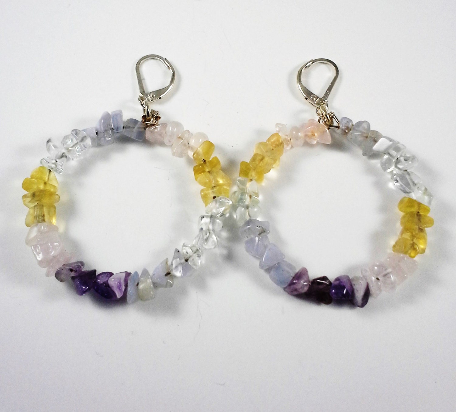 Pastell Regenbogen Kollektion Amethyst, Blauer Spitzen Achat, Grüner Fluorit, Zitronenquarz & Rosenquarz Ohrringe Versilberte Kette 2, 5 Zoll von gaynells