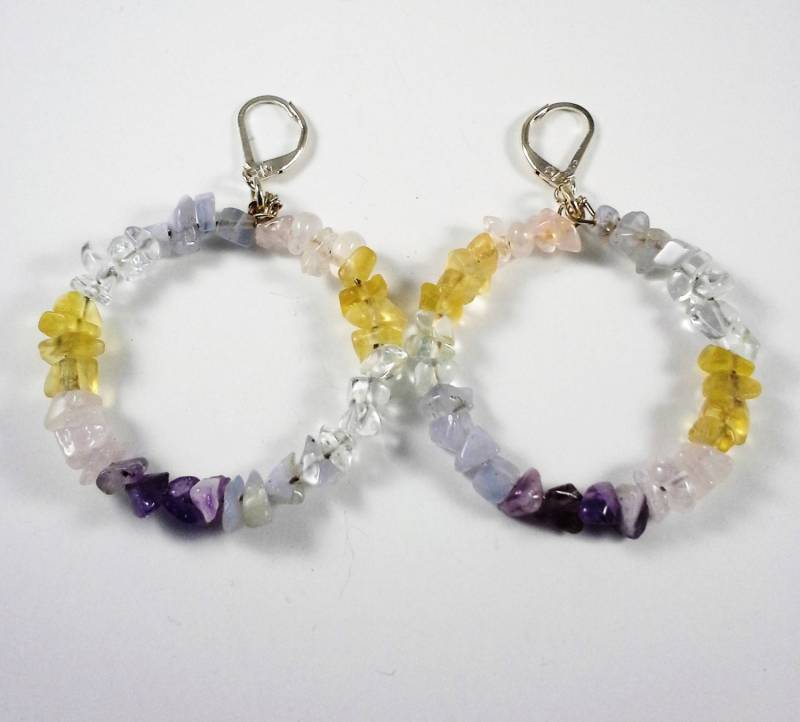 Pastell Regenbogen Kollektion Amethyst, Blauer Spitzen Achat, Grüner Fluorit, Zitronenquarz & Rosenquarz Ohrringe Versilberte Kette 2, 5 Zoll Pastell Regenbogen Kollektion Amethyst, Blauer Spitzen Achat, Grüner Fluorit, Zitronenquarz & Rosenquarz Ohrringe Versilberte Kette 2, 5 Zoll von gaynells