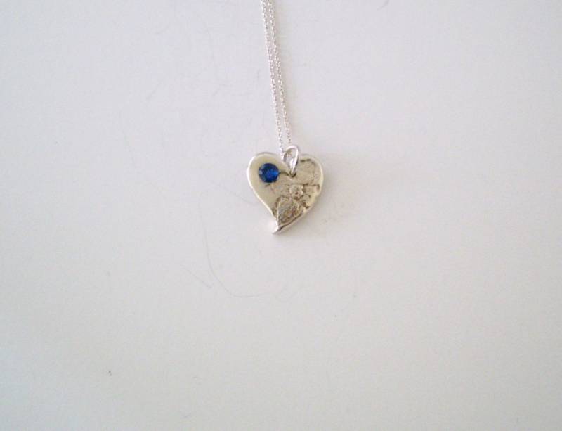 Silberherz Mit Saphir | Simuliert Und Blumenanhänger An Einer 18 Zoll Sterling Silber Kette Silberherz Mit Saphir | Simuliert Und Blumenanhänger An Einer 18 Zoll Sterling Silber Kette von gaynells