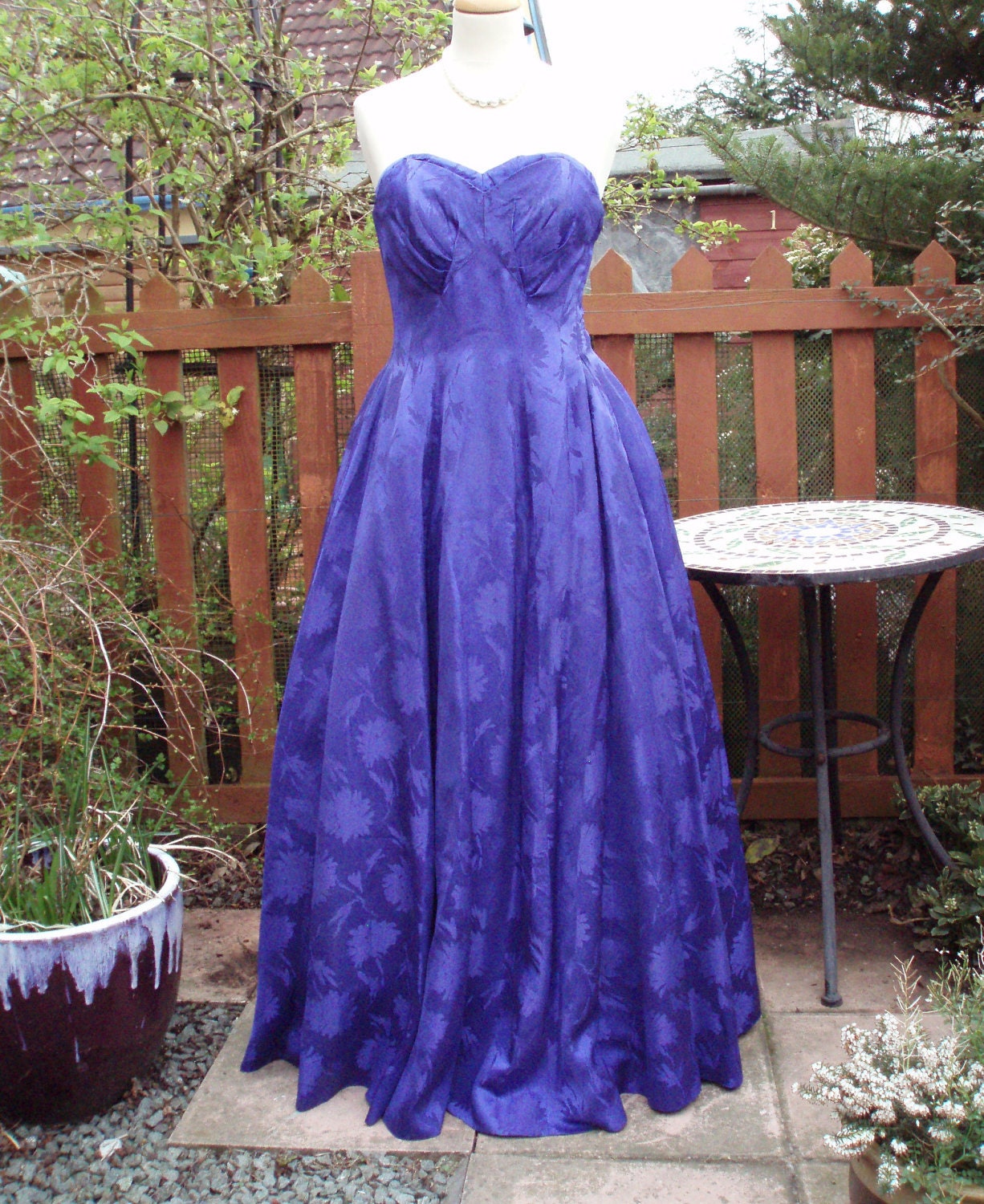 Original Ende 1940Er Jahre // 1950Er Lila Damast Trägerloses Abendkleid Ballkleid Uk 10 Us 6 8 von gayretro