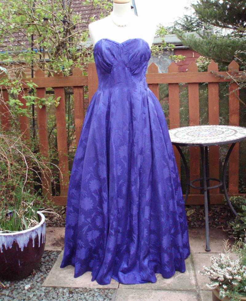 Original Ende 1940Er Jahre // 1950Er Lila Damast Trägerloses Abendkleid Ballkleid Uk 10 Us 6 8 von gayretro