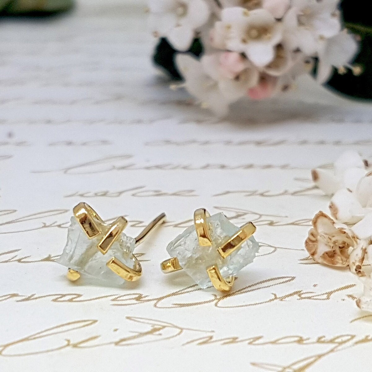 Aquamarin Ohrringe, Roher Aquamarin, März Geburtsstein Ohrstecker, Gold Schmuck, Beste Freundin Geschenk Aquamarin Ohrringe, Roher Aquamarin, März Geburtsstein Ohrstecker, Gold Schmuck, Beste Freundin Geschenk von gazellejewelry