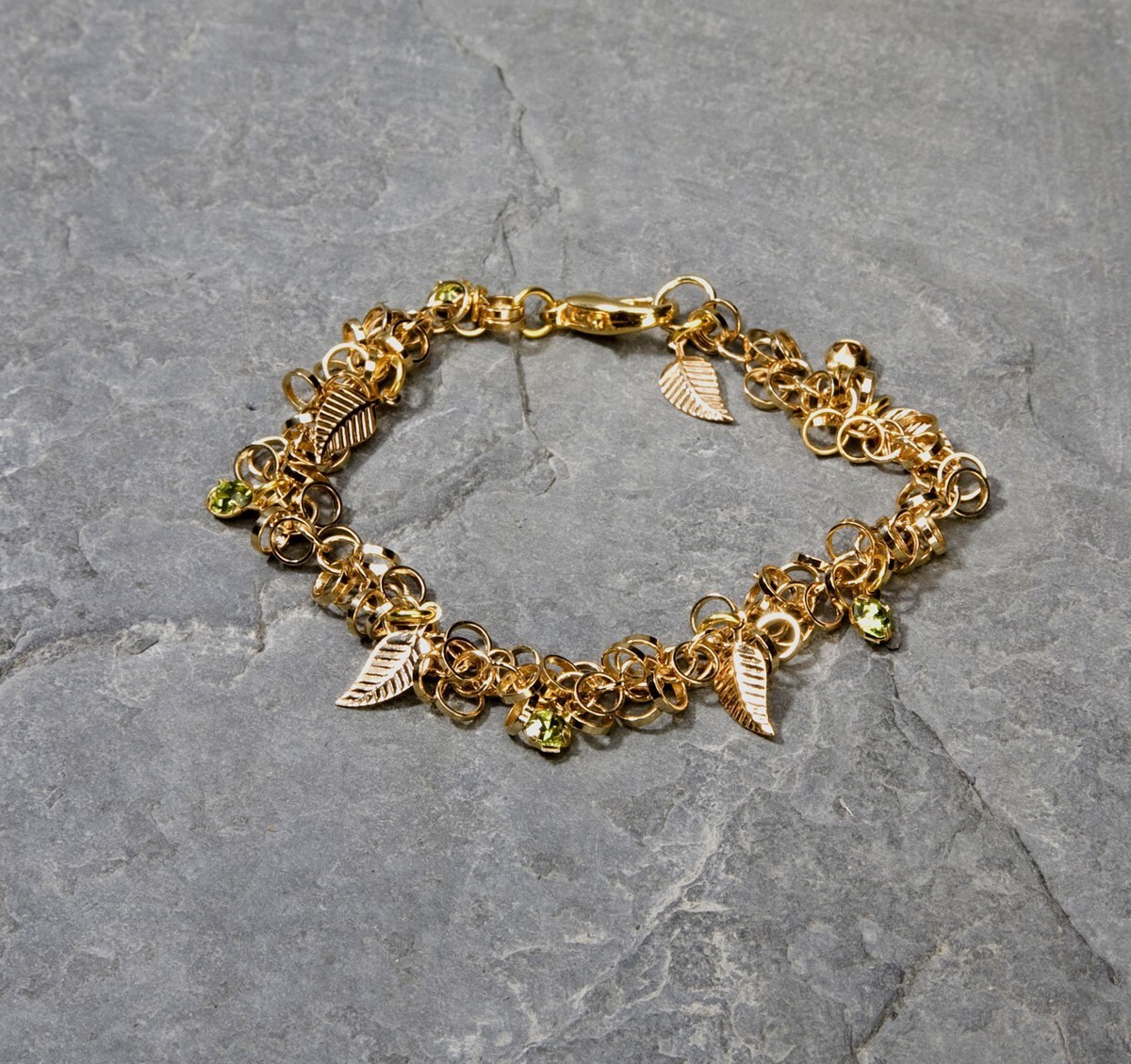 Baumelndes Goldblatt Charm Armband, Gold Zierliche Glücksbringer Swarovski Kristall Blätter Armband Baumelndes Goldblatt Charm Armband, Gold Zierliche Glücksbringer Swarovski Kristall Blätter Armband von gazellejewelry