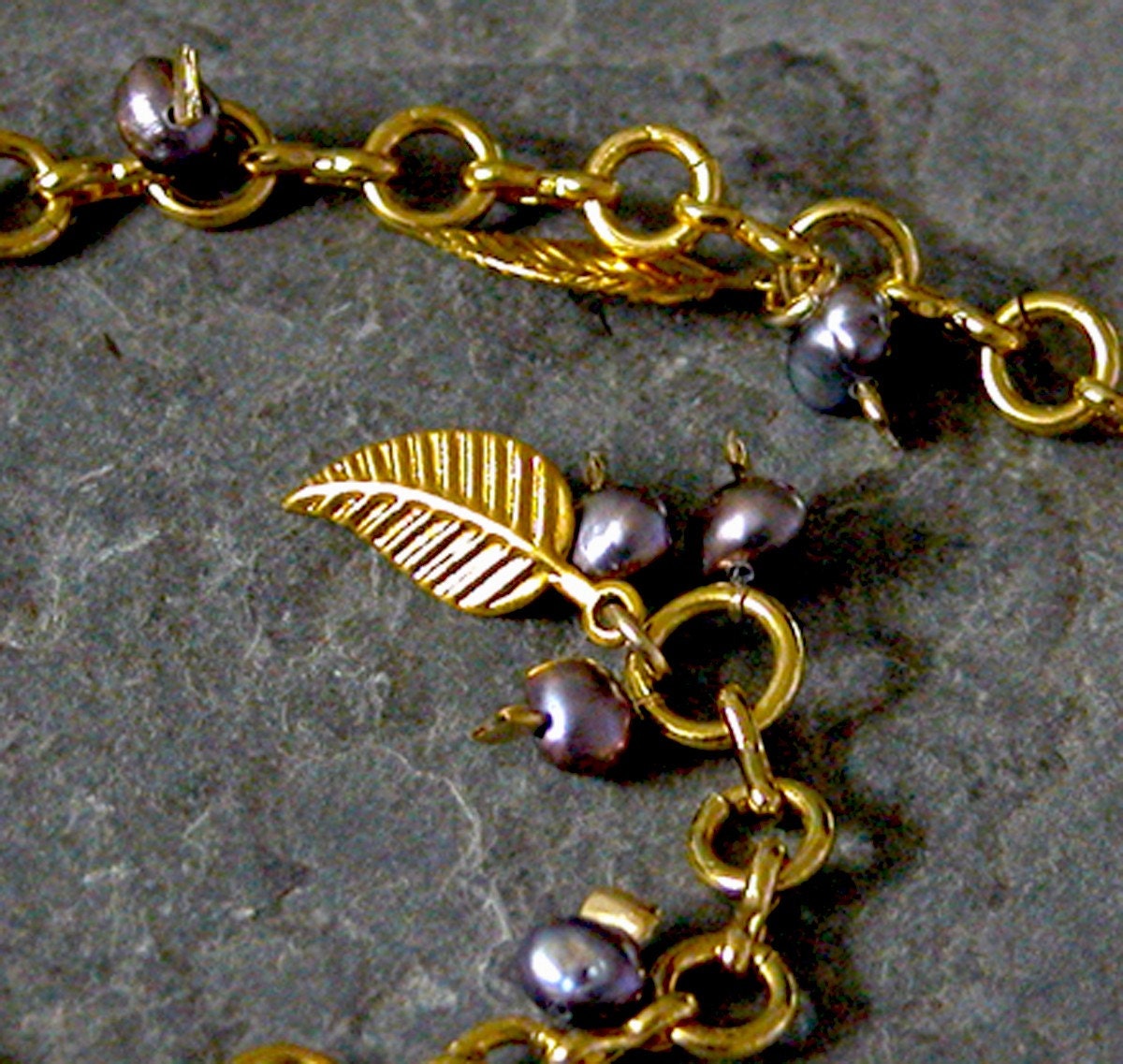 Blatt Armband, Gold Bettelarmband Geschenk Für Mama, Goldblatt Perlen Boho Perlenschmuck, Perle Birthstone Armband Blatt Armband, Gold Bettelarmband Geschenk Für Mama, Goldblatt Perlen Boho Perlenschmuck, Perle Birthstone Armband von gazellejewelry