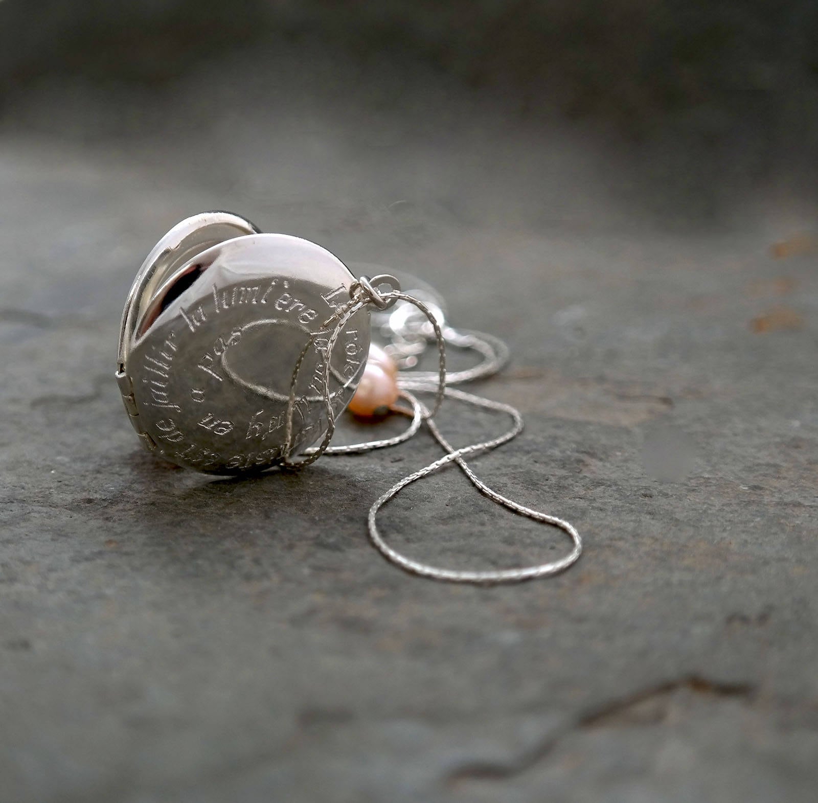 Erste Medaillon, Silber Medaillon Anhänger, Personalisierte Einzigartige Geschenk, Mutter Erste Halskette Erste Medaillon, Silber Medaillon Anhänger, Personalisierte Einzigartige Geschenk, Mutter Erste Halskette von gazellejewelry