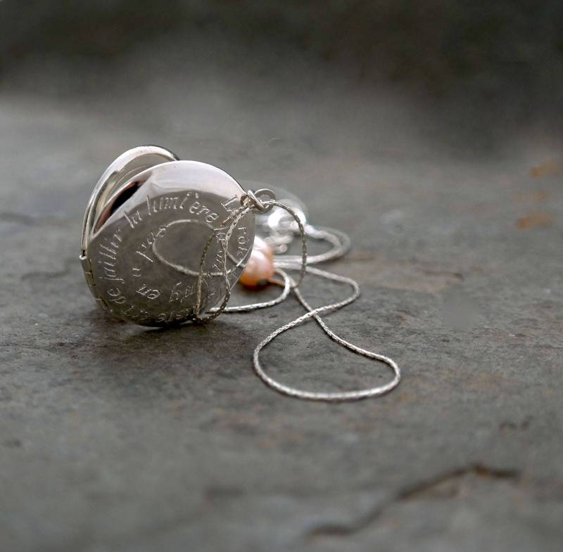 Erste Medaillon, Silber Medaillon Anhänger, Personalisierte Einzigartige Geschenk, Mutter Erste Halskette von gazellejewelry