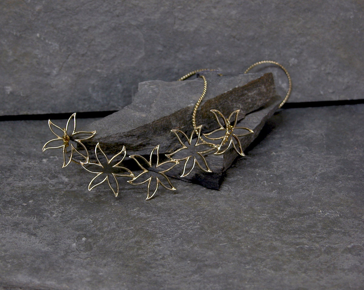 Hochzeit Blumen Halskette, Brautschmuck, Elegante Gold Blüte Blume Kontur Halskette Hochzeit Blumen Halskette, Brautschmuck, Elegante Gold Blüte Blume Kontur Halskette von gazellejewelry