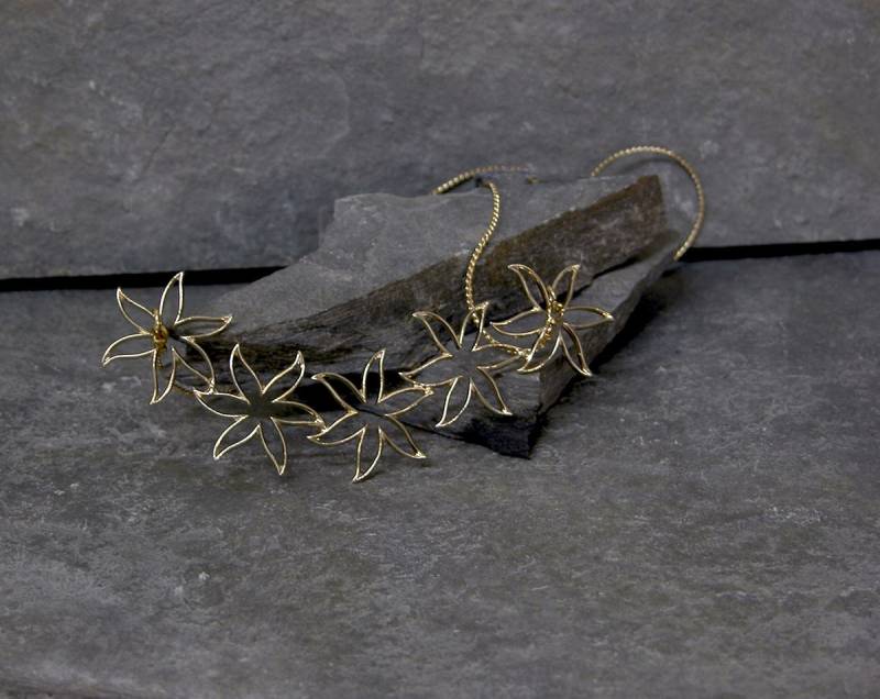 Hochzeit Blumen Halskette, Brautschmuck, Elegante Gold Blüte Blume Kontur Halskette von gazellejewelry