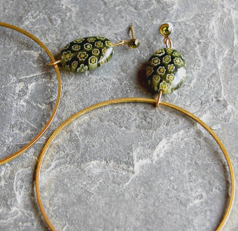 Inspirierende Frauen Geschenk, Moderne Große Gold Creolen Mit Grünen Blumigen Perlen, Ohrringe, Boho Floral Ohrring von gazellejewelry