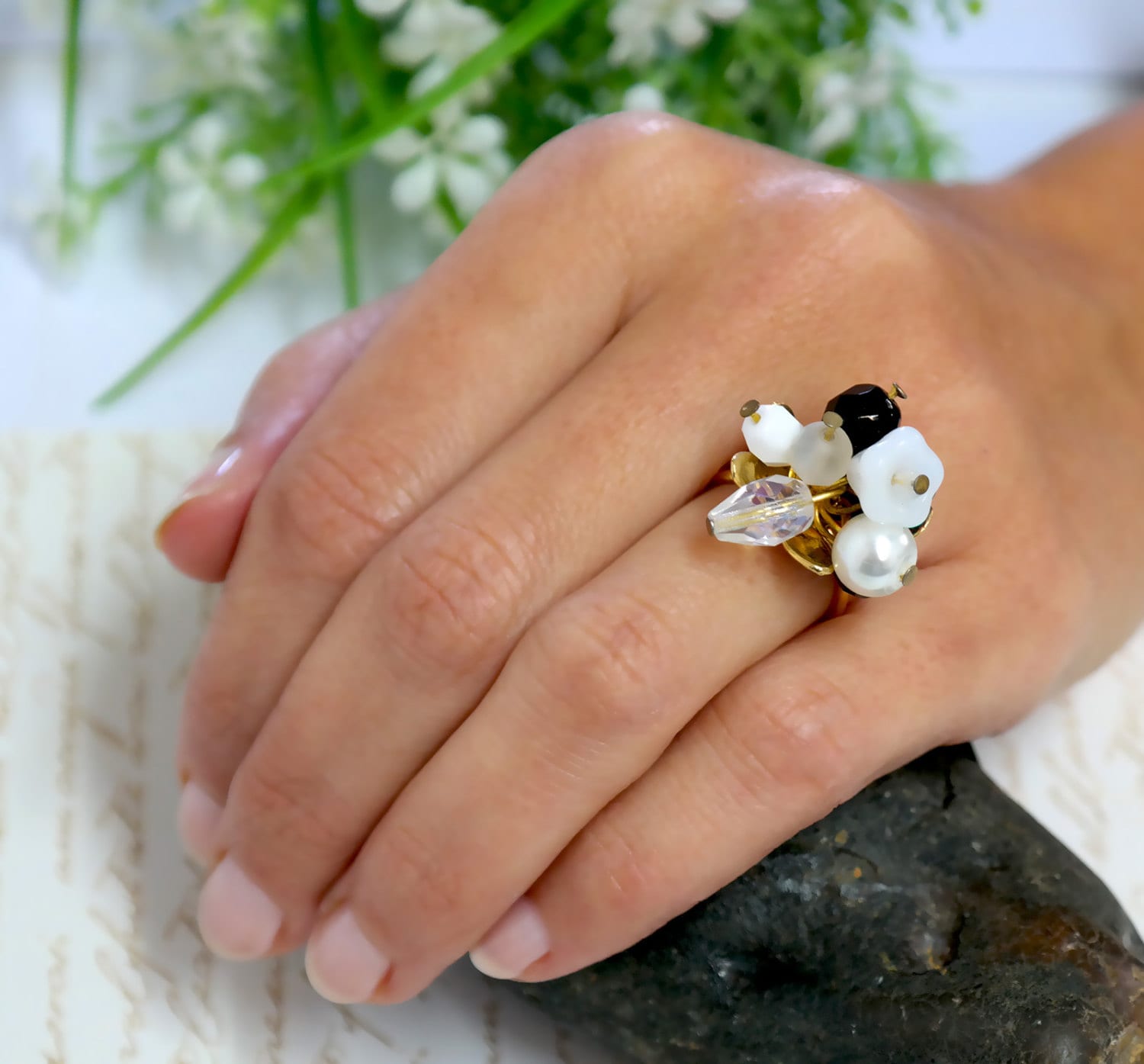 Mutter Geschenk, Gold Floral Cocktail Ring, Frauen Swarovski Schwarz Und Weiß Goldkristalle Ring Mutter Geschenk, Gold Floral Cocktail Ring, Frauen Swarovski Schwarz Und Weiß Goldkristalle Ring von gazellejewelry