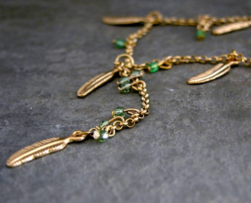 Peridot Halskette, Gold Zarte Feder Grüne Kristall August Geburtsstein, Schmuck von gazellejewelry