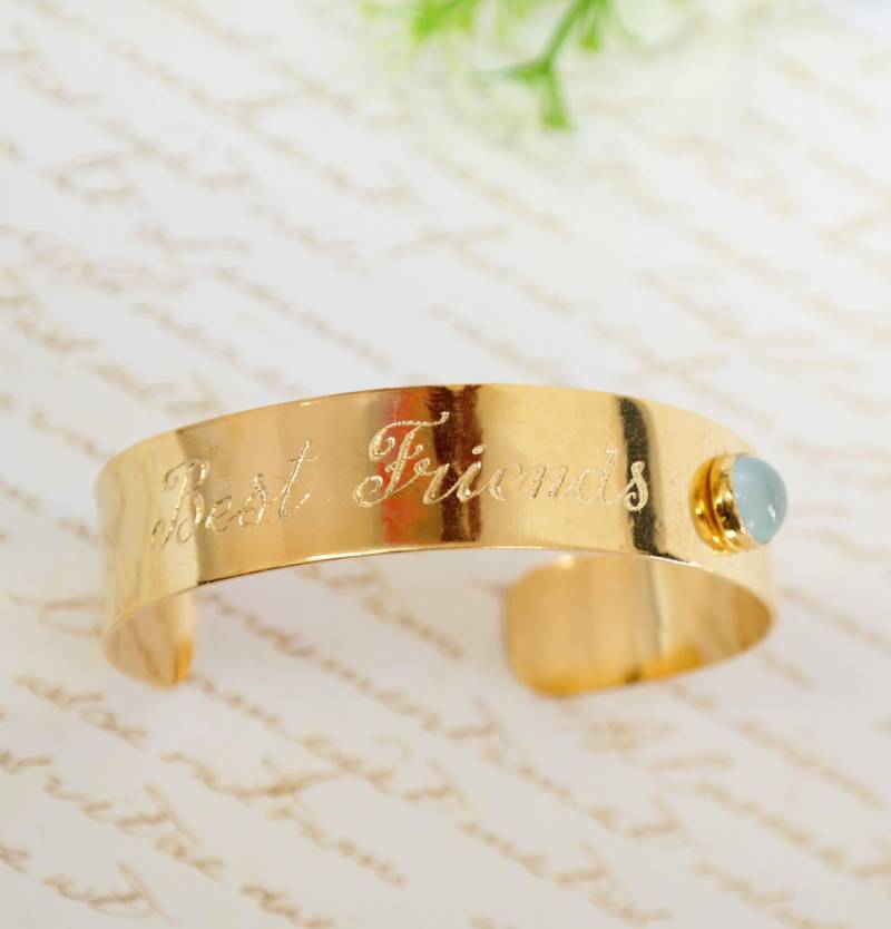 Personalisiertes Hand Graviertes Goldarmband, Birthstone Armreif, Bester Freund Geschenk, Gold Personalisierte Manschette, Personalisierter von gazellejewelry