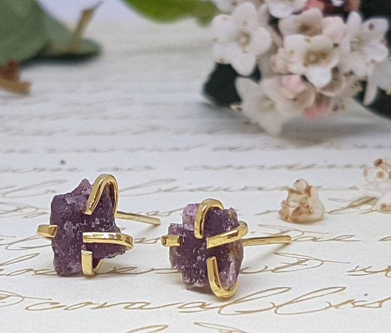 Rohe Rubin Ohrringe, Rohedelstein Juli Geburtsstein Gold Ohrstecker von gazellejewelry
