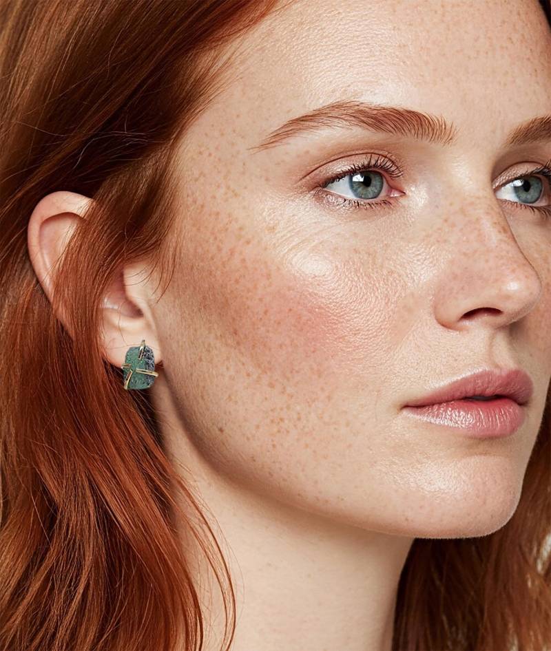 Rohe Smaragd Ohrringe, Ohrstecker, Gold Mai Birthstone Rohedelstein Grüne Ohrringe von gazellejewelry
