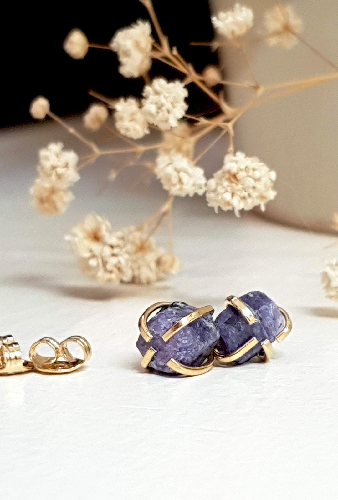 Roher Saphir Ohrringe, September Geburtsstein, Natürlicher Schmuck, Edelstein Ohrstecker, Geburtsstein Ohrringe Roher Saphir Ohrringe, September Geburtsstein, Natürlicher Schmuck, Edelstein Ohrstecker, Geburtsstein Ohrringe von gazellejewelry