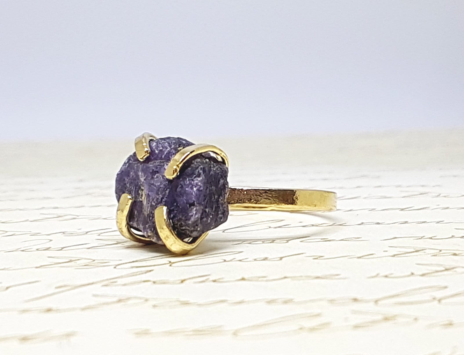 Roher Saphir Ring, September Birthstone Rohedelstein Gold Schmuck, Rohstein Ring Roher Saphir Ring, September Birthstone Rohedelstein Gold Schmuck, Rohstein Ring von gazellejewelry