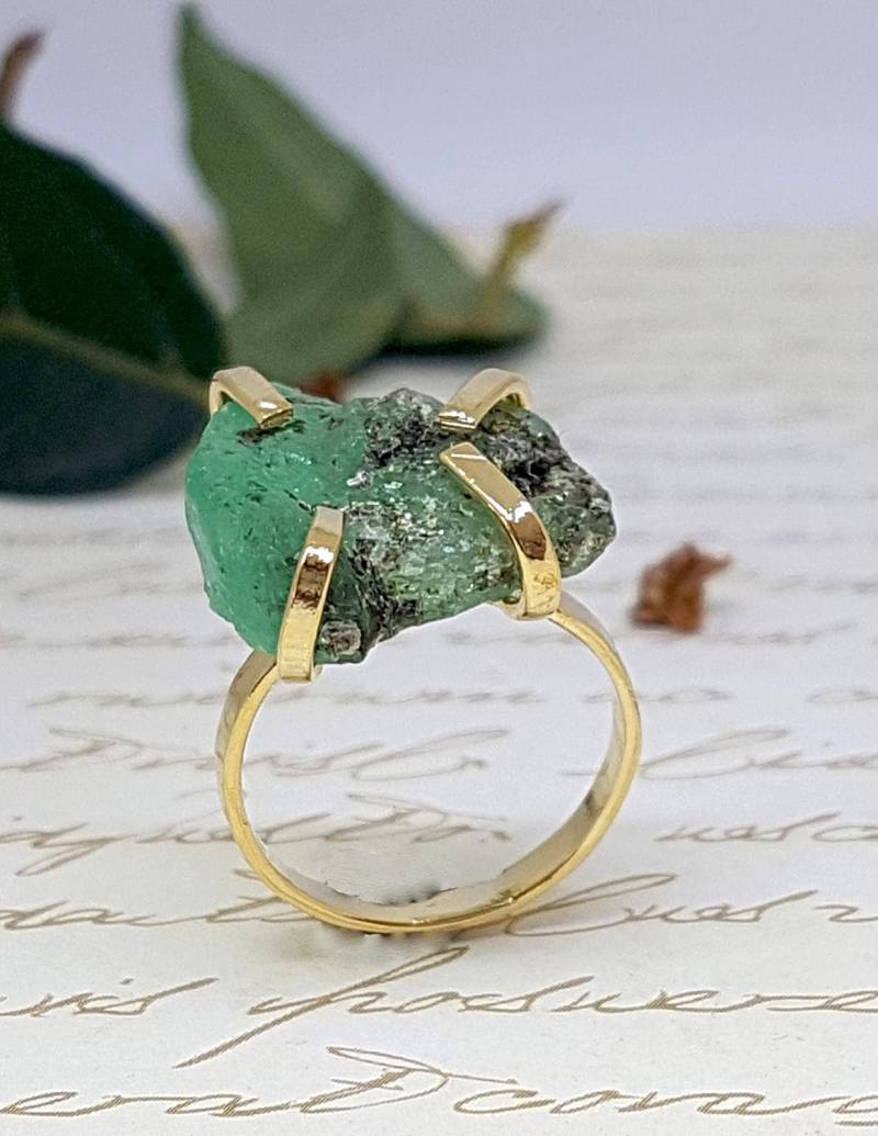 Roher Smaragd Ring, Gold Rauer Kann Birthstone Statement Edelstein Rohkristall Ring von gazellejewelry